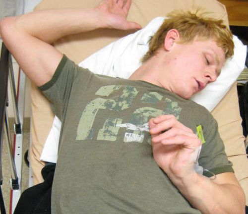 Человек спит с мышечными подергиваниями