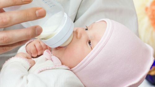 Кормление новорожденного с бутылочки