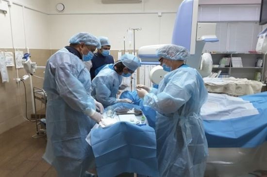 Хирурги делают операцию